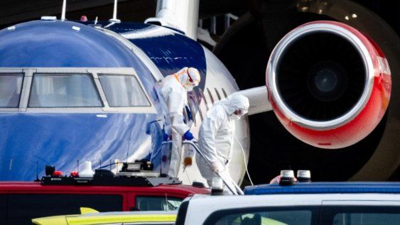 Un posible paciente neerlandés desciende del avión tras la llegada al aeropuerto de Schiphol-Este, en Schiphol, Países Bajos, de tres pacientes con sospecha de hantavirus procedentes del crucero MV Hondius.