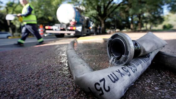 Trabajos de extracción y distribución en perforación de OSE en el Parque Batlle en Montevideo. Foto: Javier Calvelo / adhocFOTOS Trabajos de extracción y distribución en perforación de OSE en el Parque Batlle en Montevideo. Foto: Javier Calvelo / adhocFOTOS