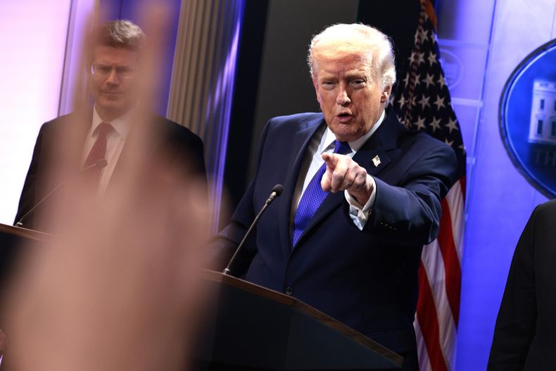 Donald Trump, junto al procurador general John Sauer, habla sobre la anulación de la mayoría de sus aranceles por parte de la Corte Suprema durante una conferencia de prensa en la sala de prensa de la Casa Blanca, el 20 de febrero de 2026.