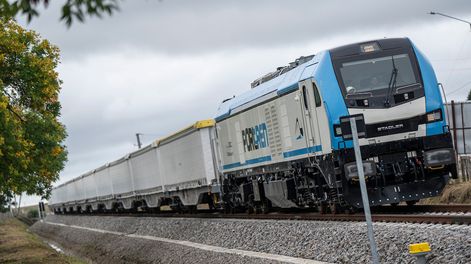El tren que transporta celulosa e insumos químicos de UPM 2