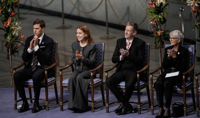 La hija de la ganadora del Premio Nobel de la Paz, Ana Corina Sosa, durante la entrega del Premio Nobel de la Paz en el Ayuntamiento de Oslo, Noruega, el este miércoles.