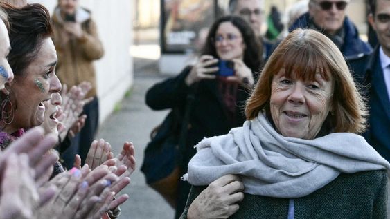 Gisèle Pelicot, acompañada de su abogado Stéphane Babonneau, es saludada por mujeres a la salida del tribunal de Aviñón el 27 de noviembre de 2024, tras los alegatos finales del juicio por violación de Mazan