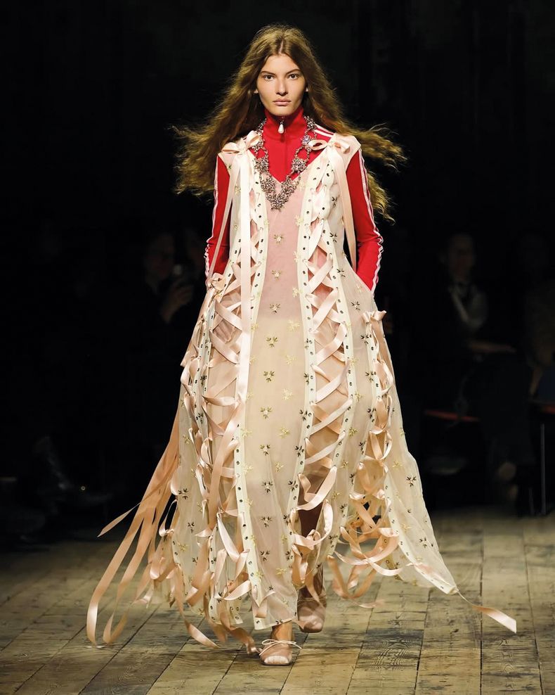 La colección de la diseñadora irlandesa Simone Rocha combinó el universo deportivo con la estética romántica de los encajes y las cintas.