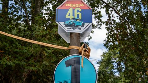 Publicidad de campaña a la Intendencia de Montevideo en la puerta de la Rural del Prado en Montevideo