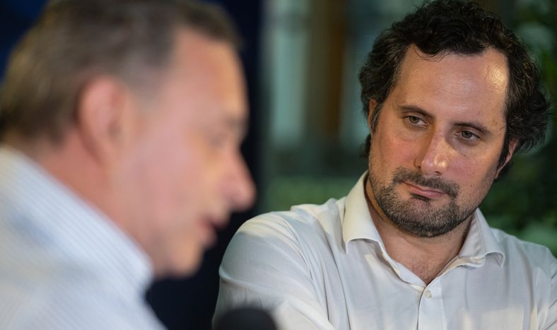Candidato del Partido Nacional Álvaro Delgado junto al director nacional de Educación del MEC, Gonzalo Baroni, asesor partidario en el área
