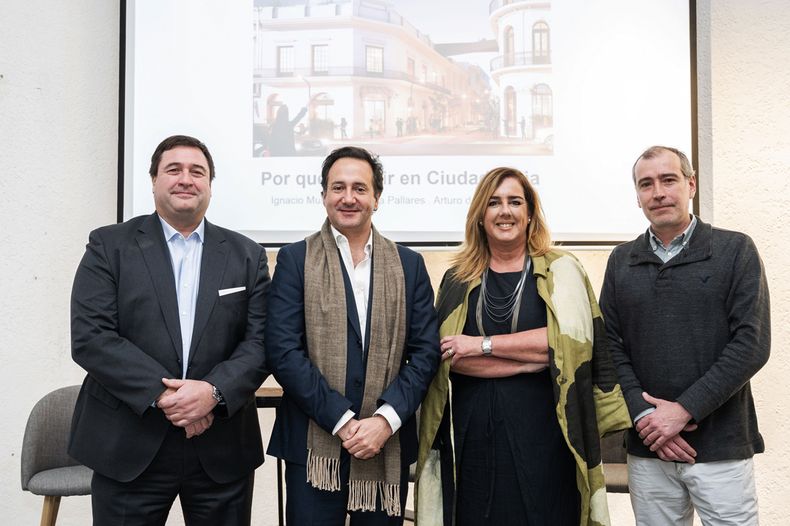 CEO de Distrito El Globo Valentín Bueno, Ignacio Munyo, Gabriela Pallares y, en representación del equipo de Gómez Platero, gerente de Anteproyecto Arturo de los Santos