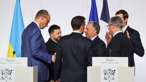 El canciller alemán, Friedrich Merz, el presidente ucraniano, Volodymyr Zelensky, el presidente francés, Emmanuel Macron, el enviado especial de Estados Unidos, Steve Witkoff, el primer ministro británico, Keir Starmer, y el empresario estadounidense, Jared Kushner, hablan después de una conferencia de prensa tras la firma de la declaración sobre el despliegue de una fuerza posterior al alto el fuego en Ucrania durante la cumbre de la Coalición de la Voluntad sobre garantías de seguridad para Ucrania, en el Palacio del Elíseo en París el 6 de enero de 2026.