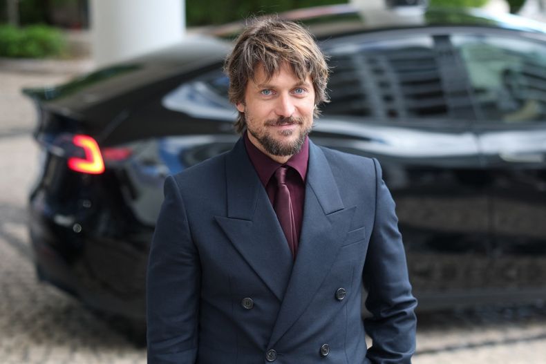 Lucas Bravo, gal&aacute;n de Emily in Paris, fue uno de los primeros en llegar al Grand Hyatt Cannes, hotel ubicado a pocos minutos del Palais des Festivals. 