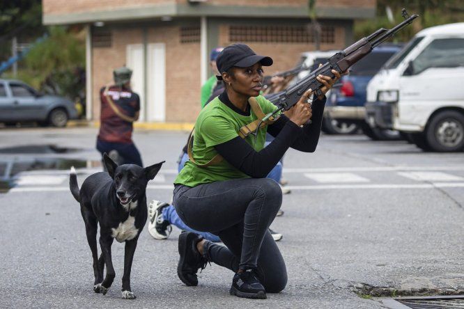 Una persona sostiene un arma durante instrucciones militares por parte de la Fuerza Armada Nacional Bolivariana (FANB) de Venezuela este sábado, en Caracas (Venezuela).