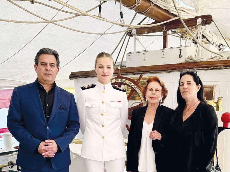 La infanta Leonor junto a Gonzalo Vargas Llosa, la viuda del escritor Patricia Llosa y Morgana Vargas Llosa a bordo del buque Juan Sebastián de Elcano&nbsp;