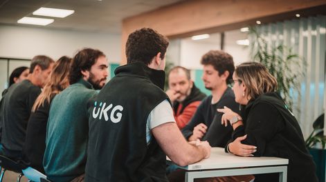 Trabajadores de UKG en las oficinas del LATU.