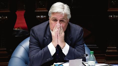 Francisco Bustillo durante la interpelación en el Senado en agosto de 2022. Foto: Javier Calvelo / adhocFOTOS