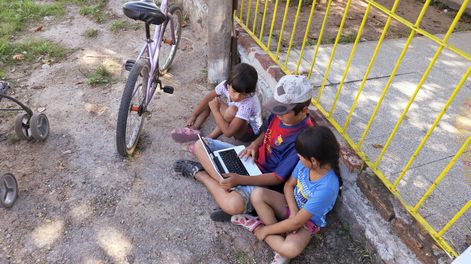 Búsqueda | Escolares usan una variedad de redes sociales sin tener conciencia de los riesgos para su privacidad. Foto: Nicolás Der Agopián / Búsqueda