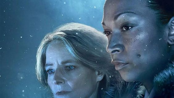 Jodie Foster, como la jefa de policía en el ártico, y Kali Reis, como la agente nativa iñupiat. Foto: HBO