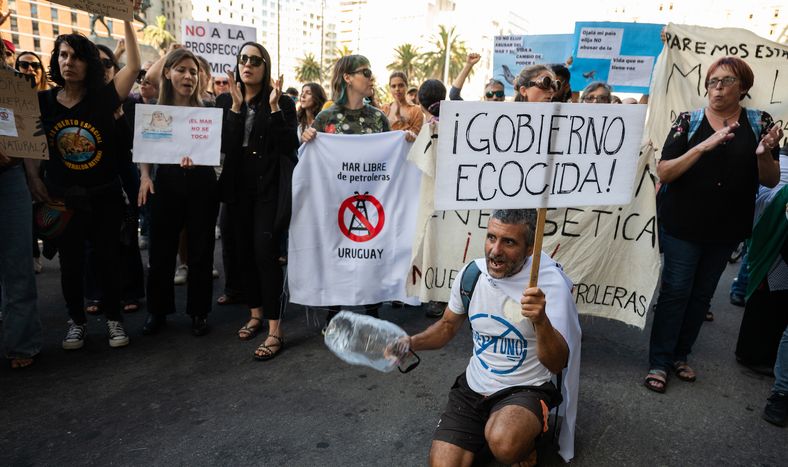 Entrega de firmas en el Ministerio de Ambiente contra la prospección sísmica y movilización frente a Torre Ejecutiva.