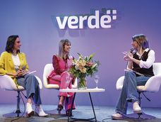 Las presentadoras Noelia Etcheverry y Manuela da Silveira rodean a la autora Anahí Lange. Las presentadoras Noelia Etcheverry y Manuela da Silveira rodean a la autora Anahí Lange.