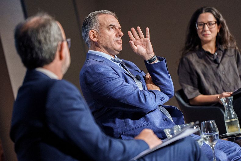 El presidente Yamandú Orsi durante el ciclo Desayunos Búsqueda.