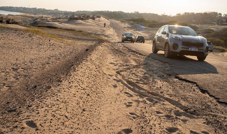 Ruta al borde de la playa en Punta Colorada. Foto: Ricardo Antúnez / adhocFOTOS