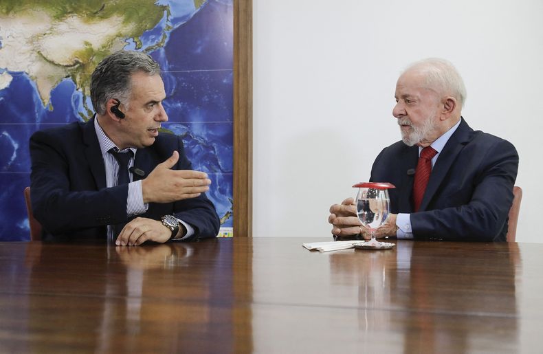 El presidente de Brasil, Luiz Inácio Lula da Silva, conversa con el presidente electo de Uruguay, Yamandu Orsi, durante una reunión en el Palacio de Planalto en Brasilia el 29 de noviembre de 2024.