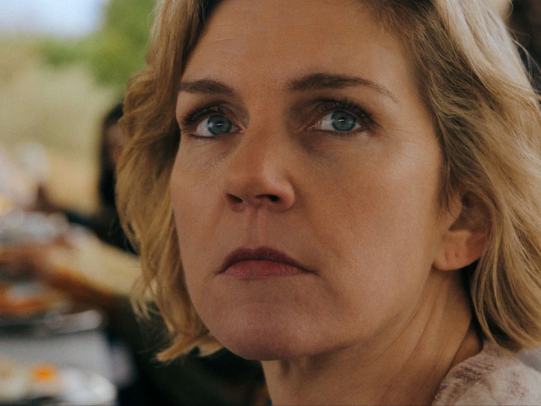 Rhea Seehorn como Carol Sturka.