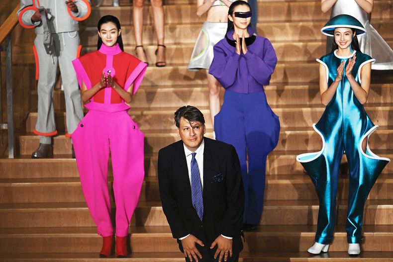 Rodrigo Basilicati, sobrino nieto de Pierre Cardin y presidente de la compañía desde2020, explicó que la nueva colección es “más tecnológica” y que la temática central es larecuperación de la energía