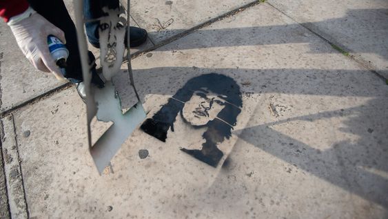 Stencil de Fernando Morroni durante la Marcha del Filtro de 2019. Foto: Santiago Mazzarovich / adhocFOTOS. Stencil de Fernando Morroni durante la Marcha del Filtro de 2019. Foto: Santiago Mazzarovich / adhocFOTOS.