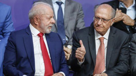 El presidente brasileño Luiz Inácio Lula da Silva conversa con el vicepresidente brasileño Geraldo Alckmin (derecha) en el aeródromo de Embraer en Gaviao Peixoto, Brasil, el 25 de marzo de 2026.