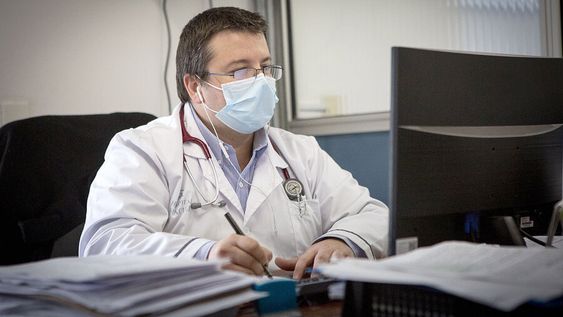 Centros de salud ven en la teleconsulta una oportunidad para llegar con especialistas a todo el país. Foto: Nicolás Garrido / Búsqueda Centros de salud ven en la teleconsulta una oportunidad para llegar con especialistas a todo el país. Foto: Nicolás Garrido / Búsqueda
