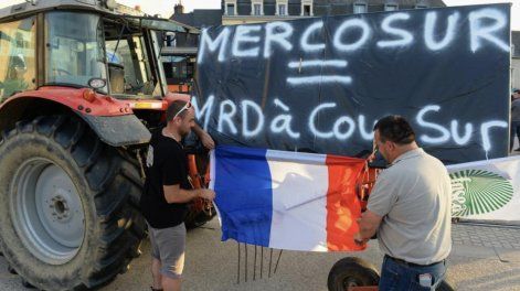Mercosur = Mie*** segura, reza el cartel instalado por el principal sindicato agrícola francés durante una protesta en Le Mans, el 2 de julio de 2019.