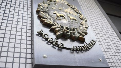 Cartel del Poder Judicial en la fachada del juzgado. Foto: Pablo Vignali, adhocFOTOS