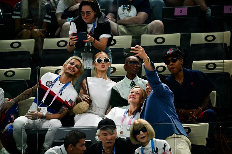 El bailarín y actor estadounidense Frankie Grande, la cantante estadounidense Ariana Grande y la actriz y cantante británica Cynthia Erivo se sacaron una selfie mientras miraban la clasificación femenina de gimnasia artística