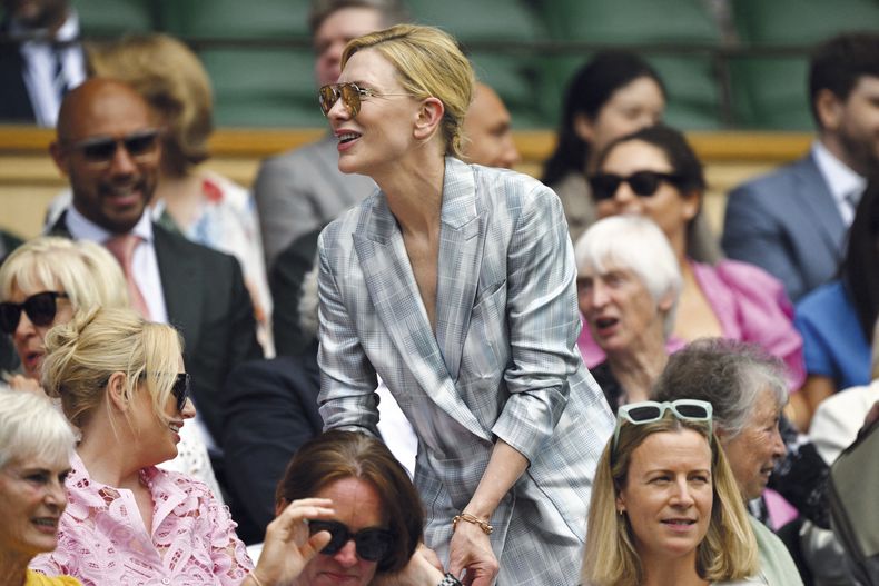 Cate Blanchett llevó un traje oversize satinado con estampado a cuadros en degrade