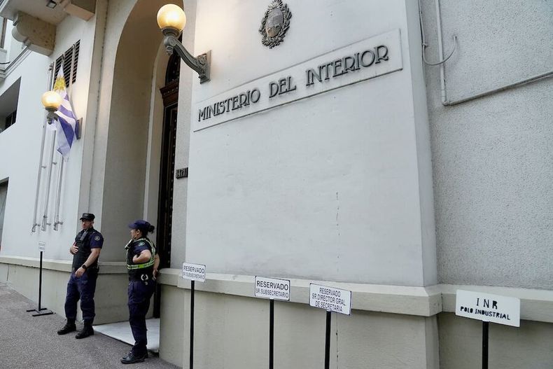 Fachada del Ministerio del Interior. Foto: Javier Calvelo / adhocFOTOS