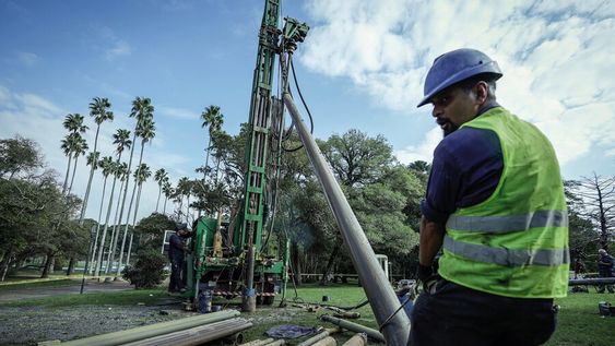 Trabajos de perforación de OSE en busca de agua en el Parque Batlle en Montevideo. Foto: Javier Calvelo, adhocFOTOS Trabajos de perforación de OSE en busca de agua en el Parque Batlle en Montevideo. Foto: Javier Calvelo, adhocFOTOS