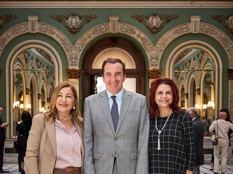 Rosina Zimbaro, director general de Asuntos Culturales de la CancilleríaFernando Lugris y Carmen Álvarez, de Amigos del Patrimonio.&nbsp;