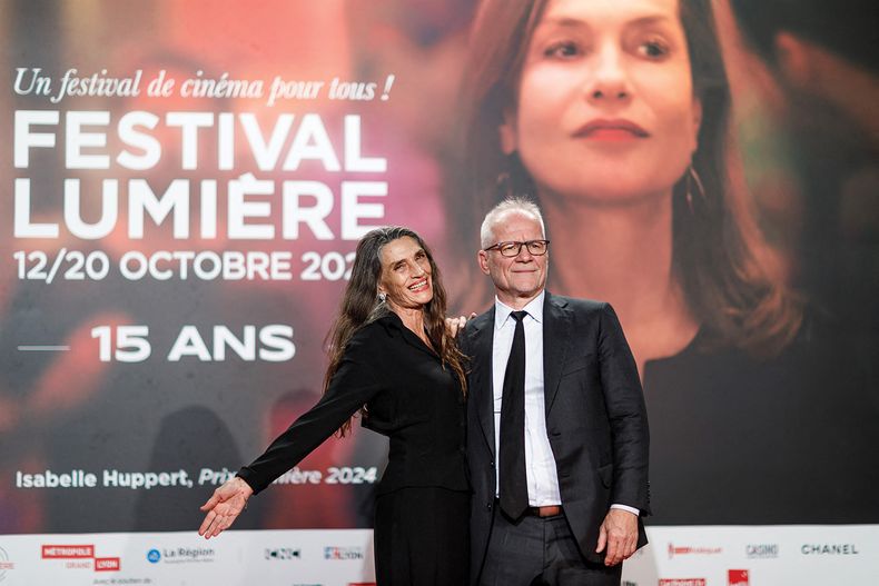 Ángela Molina, protagonista de El último suspiro, la película de Costa-Gavras que se mostró en el Festival de Cine Lumière, con Thierry Frémaux, el director del encuentro