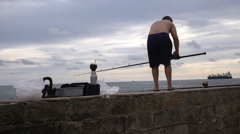 Pescador en la escollera Sarandí. Foto: Pablo Vignali / adhocFOTOS