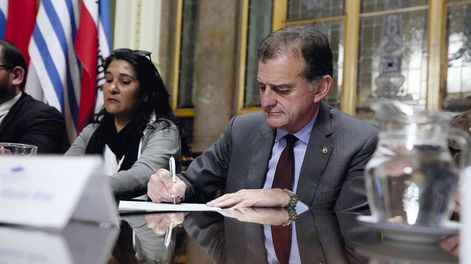 El líder de Cabildo Abierto, firmando por el plebiscito por una “deuda justa”. Foto: Javier Calvelo / adhocFOTOS