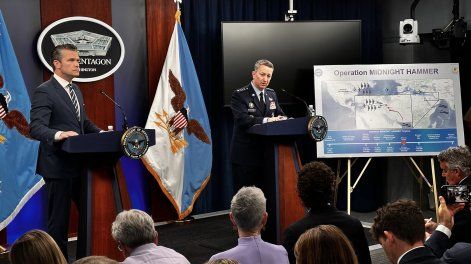 El secretario de Defensa de EE. UU., Pete Hegseth (izq.), y el jefe del Estado Mayor Conjunto, general de la Fuerza Aérea Dan Caine (der.), asisten a una conferencia de prensa en el Pentágono, en Washington, Estados Unidos, el 22 de junio de 2025