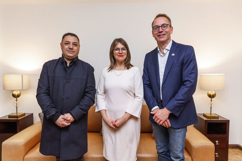 Presidente de la Cámara de Comercio y Negocios LGBT de Uruguay Adrián Russo, encargada de Negocios de la Embajada de Canadá Isabelle Roy y Darrell Schuurman, CEO y fundador de la Canadian Gay & Lesbian Chamber of Commerce