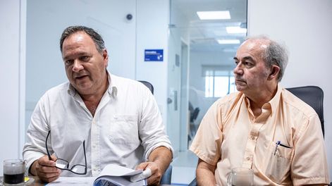 Búsqueda | De izquierda a derecha: director del Hospital del Cerro, Guillermo Avellanal, y gerente general de ASSE, Eduardo Henderson. Foto: Mauricio Zina, adhocFOTOS