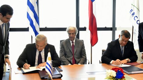 imagen de El acuerdo con Chile permite al gobierno exorcizar los tratados  comerciales, pese a que continúa la oposición en el Frente Amplio