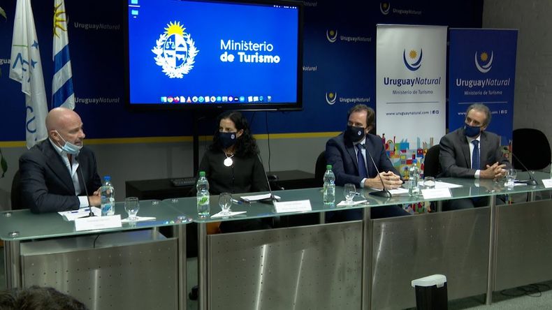 El empresario italiano Giuseppe Cipriani en el Ministerio de Turismo, junto a la ministra de Economía, Azucena Arbeleche, el entonces titular de Turismo, Germán Cardoso, y el subsecretario Remo Monzeglio