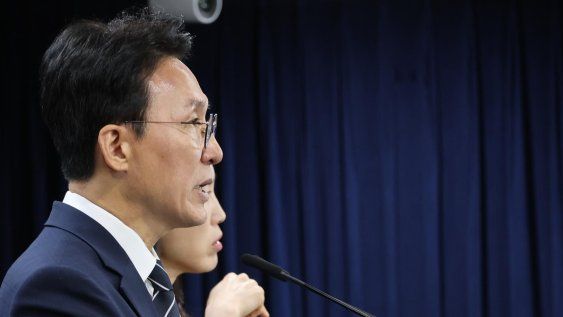 El primer ministro surcoreano, Kim Min-seok, ofrece una rueda de prensa en el complejo gubernamental de Seúl, Corea del Sur, el 17 de mayo de 2026, en la que respalda la reanudación prevista de las negociaciones entre Samsung Electronics y su sindicato ante la inminente huelga, al tiempo que advierte que el gobierno evaluará todas las posibles respuestas.