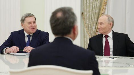 El presidente ruso, Vladímir Putin (d), y su asesor presidencial, Yuri Ushakov (i), se reúnen con el enviado presidencial estadounidense, Steve Witkoff (c), en el Kremlin, el 2 de diciembre de 2025.
