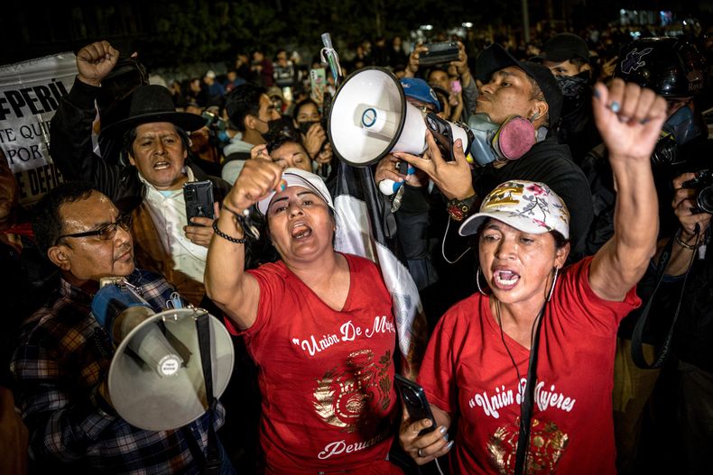 Personas se manifiestan este sábado, en Lima (Perú)