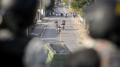 Dos integrantes de la Guardia Republicana observan un operativo contra bandas del narcotráfico en el barrio Marconi