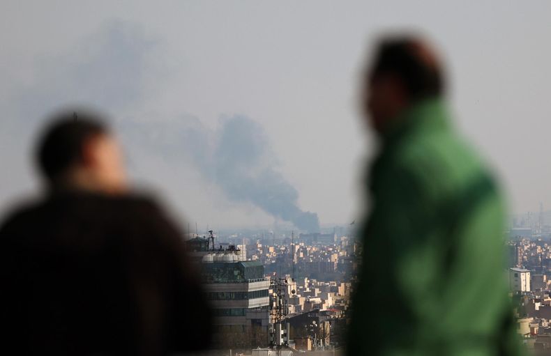 Se observa humo tras un ataque aéreo en el centro de Teherán, Irán, el 1 de abril de 2026. Una operación militar conjunta israelí-estadounidense, iniciada el 28 de febrero, continúa atacando múltiples objetivos en todo Irán.