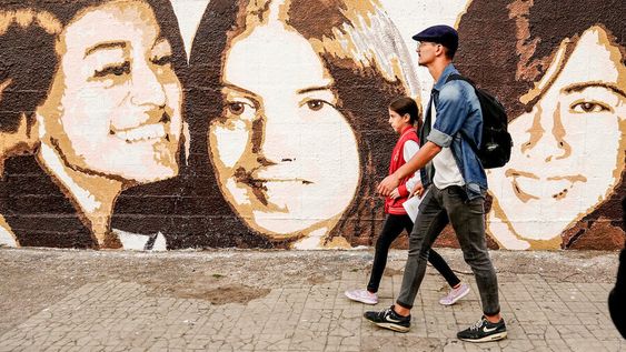 Mural en Ramón Márquez, a unas cuadras del acto conmemoración del asesinato de las “muchachas de abril” en Brazo Oriental. Foto: Javier Calvelo / adhocFOTOS Mural en Ramón Márquez, a unas cuadras del acto conmemoración del asesinato de las “muchachas de abril” en Brazo Oriental. Foto: Javier Calvelo / adhocFOTOS