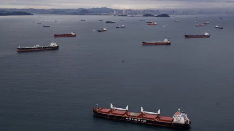 Buques esperan en el Pacífico para transitar por el Canal de Panamá.